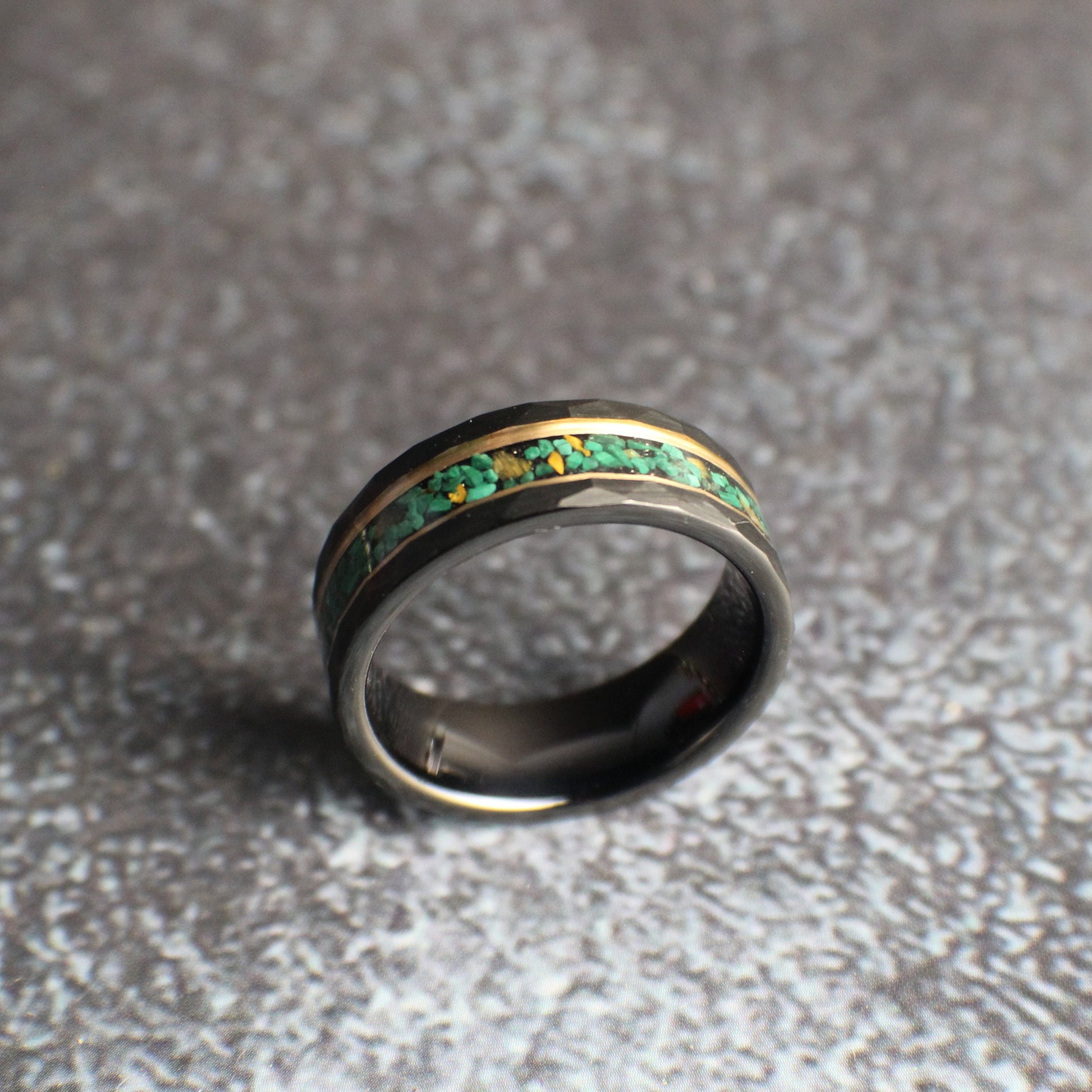 Black hammered men&#39;s ring