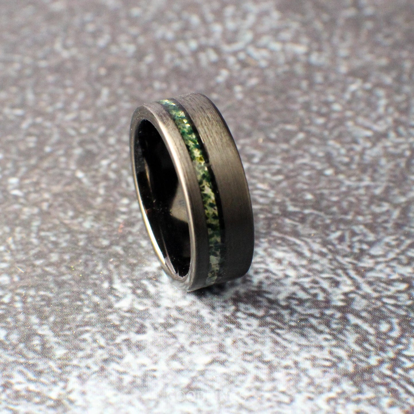 Men&#39;s wedding ring with moss agate